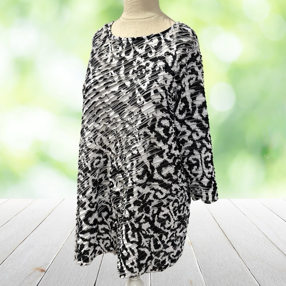 SUSAN GRAVER Liquid Knit Tunic Top Allover Ruffle Artsy Black White Plus 1X